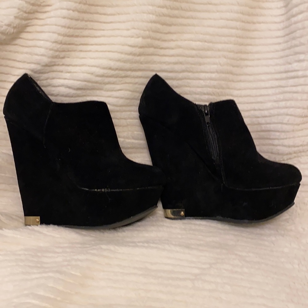 Steve Madden Size 6 Black Platform Wedge Booties with Gold Detailing